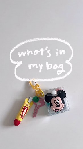 어나더나니👜 on Instagram: "왓츠 인 마이 파우치✨Mickey Mouse pouch and cute keyring🐭🗝️ #asmr #whatsinmybag #minibag #packing #packwithme #보부상 #왓츠인마이백 #pouch #핸드메이드 #handmade #mickeymouse #미키마우스 #ディズニー"