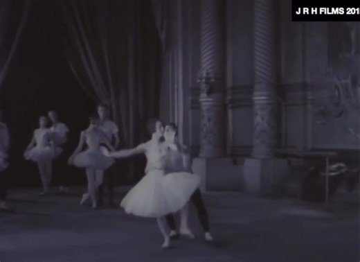 Serge Lifar dando clase en el Palais Garnier y ensayo del ballet sin argumento Les Sylphides, coreografiado por Mikhail Fokine. Serge Lifar nació el 2 de abril de 1905 en Kiev, entonces parte del Imperio ruso (actual Ucrania), y falleció el 15 de diciembre de 1986 en Lausana, Suiza. Tras su formación con Bronislava Nijinska, Lifar se unió a los Ballets Rusos de Serge Diaghilev en 1923, donde rápidamente ascendió a primer bailarín. En 1929, asumió la dirección del Ballet de la Ópera de París, car
