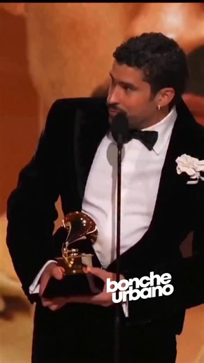 BoncheUrbano on Instagram: "🎤 MENSAJE DE Bad Bunny AL RECIBIR SU GRAMMY 2026 “Antes de decir gracias a Dios… quiero decir algo importante: ❌ Fuera ICE. No somos salvajes. No somos animales. No somos alienígenas. 👉 Somos humanos. 👉 Y también somos americanos. En estos tiempos quiero pedirle a la gente una sola cosa: no odiar. No dejemos que el miedo nos divida. No permitamos que el prejuicio gane. Somos personas con sueños. Con familia. Con dignidad. Somos cultura. Somos comunidad. Y el respet