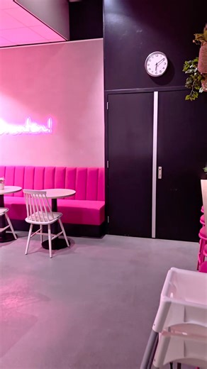Gisteravond waren we dan eindelijk klaar en wat zijn we blij met het resultaat 😍 Vandaag hebben we allemaal al kunnen genieten van de nieuwe deur. Eentje die gewoon open en dichtgaat 😅Ook heeft het zitgedeelte een upgrade gehad en is dit mooi licht en ruim geworden. Voor degene die het nog niet hebben gezien bij deze het resultaat. Hopelijk zijn jullie er net zo blij mee als wij en zien we jullie snel in de winkel 😃 | Bakker Bart Dronten