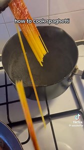Here are 5 tips to boil a perfect Spaghetti : 1. Use a large pot with plenty of room for the Spaghetti to cook evenly. 2. ⁠use enough water to ensure it doesn’t stick together. 3. ⁠Do not add vegetable oil, it is a no-no.😩🙏 4. ⁠Add enough salt to season and make your spaghetti tender. 5. ⁠Cook until al dente: Cook your spaghetti till it has a bit of bite or chew to it. Cook for about 7-9 minute. Avoid overcooking. | Chef Amakaa