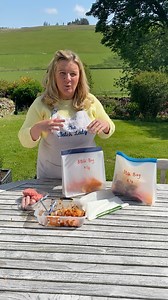 Batch Lady BBQ hack!! Make up some grab and cook bbq bags for the freezer! I like to add sausages, burgers, peppers and some marinated chicken. Having these made up and in the freezer means you don’t have a last minute dash to the supermarket the day everyone is having the same idea and there isn’t much left on the shelves! Make these up in advance then you can grab them out and defrost ready to use whenever the sun shines!! Who’s is giving this hack a go?? #grabandcook #bbq #bbqhack #easybbqs #