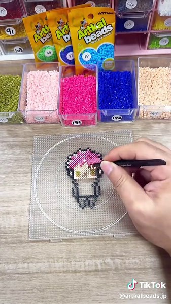 呪術廻戦のキーホルダーをいくつか作りました☺️. #artkalbeads #perlerbeads #アイロンビーズ #パーラービーズ #タクティクスオウガ #クラシックゲーム #ピクセルアート #呪術廻戦
