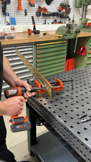 Tarauder n’a jamais été aussi simple… et rapide ! 🔧 Grâce aux accessoires FEIN VARIO, votre visseuse à percussion se transforme en une véritable solution tout-en-un : 🔩 Perçage, fraisage, taraudage – tout en un seul passage, sans changer d’outil 📦 Fini les machines fixes et les retouches interminables 🛠️ Maintien ultra-sécurisé, même à des couples supérieurs à 1 000 Nm 👉 Vous gagnez du temps, de la précision… et de la liberté ! Et vous, vous avez déjà testé le taraudage en une seule étape ?