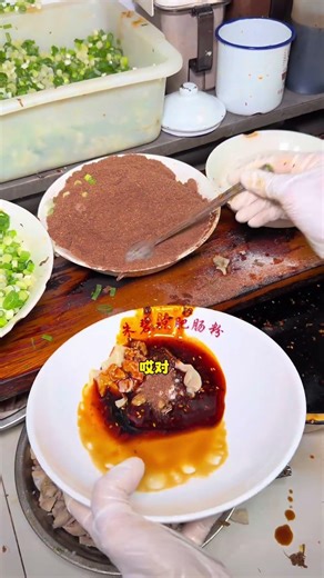 成都巷子里的节子肥肠粉，麻麻辣辣真的巨好吃 #地方特色美食 #妈呀太香了 #路边摊美味 #谁懂这一口的好吃程度