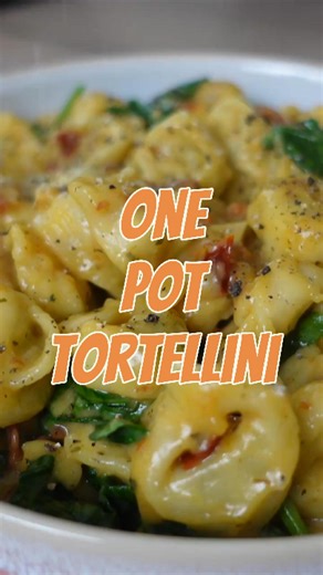 Nadine Steuer on Instagram: "Das beste One Pot Tortellini Rezept! Ihr Lieben, heute zeigen wir euch ein super einfaches Rezept für unsere One Pot Marry Me Tortellini! Dieses Gericht ist ein perfektes Feierabend-Essen und eine tolle Möglichkeit, wie man kocht, wenn es schnell gehen muss. Wir zeigen euch Schritt für Schritt die Zubereitung, damit ihr dieses leckere Essen ganz einfach nachkochen könnt. Viel Spaß beim Kochen! Rezept von @grilledcheesesocial Marry Me Tortellini 🛒 Zutaten (für ca. 3 