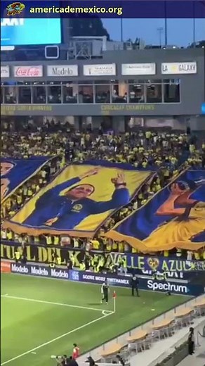 La hinchada no olvida: ¡Jardine, Fidalgo y Jonathan Dos Santos reciben homenaje en Los Ángeles! 🦅💙💛