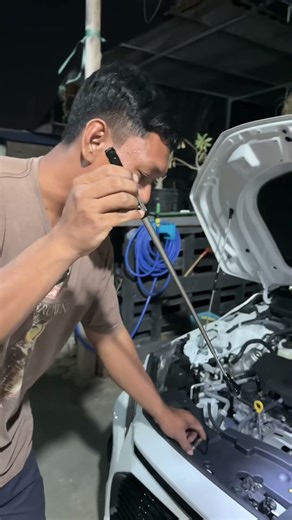 Magnetic flashlight, extendable and retractable.