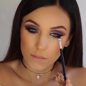 Dark 🔮 Purple How to create ametallic lip tip By: @makeupby_elliee | MetDaan Creative