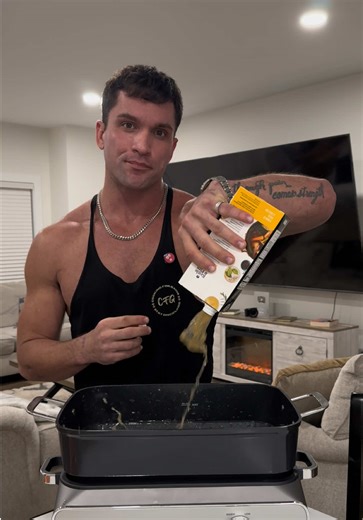 440 calories 51g protein 18g fats 15g carbs makes 6 servings! Cheesy chicken, broccoli soup My new cookbook is being updated tomorrow at 7 AM this is for the Lifetime cookbook only Instructions take 32 ounces of protein, chicken broth into the crockpot and add the following 16 ounces broccoli 10 ounces shredded carrots Paprika 5g, garlic 6g, and onion powder 4g Taheen optionally sent with about 10 grams Tip I like mine more soupy so if you don’t, I would only go with around 20 ounces of chicken 