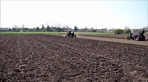 1.6K views · 98 reactions | Alte DDR-Traktoren beim pflügen | DDR-Fahrzeugtechnik | Facebook