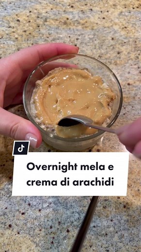 Colazione sana e golosa: Porridge alle mele e burro di arachidi