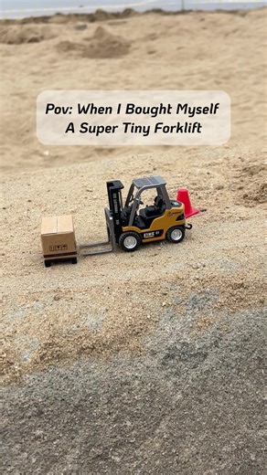 This is a finely crafted desktop mini remote control forklift that can lift objects just like a real forklift! #miniforklift #rc #toys #driftrc #kidstoys