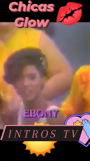 (GLOW) se estrenó el 13 de septiembre de 1986, en la sindicación y duró cuatro temporadas. Personajes coloridos, mujeres fuertes y bocetos de comedia exagerados fueron parte integral del éxito de la serie. La mayoría de las artistas eran actrices, modelos, bailarinas o dobles que esperaban entrar en el mundo del espectáculo. #amolos80 #los80 #ilovethe80 #glow, parte 4 | John Retro