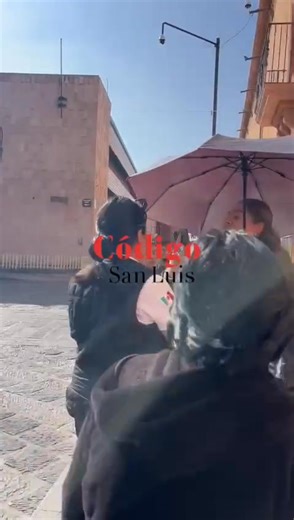 168K views · 1K reactions | #SLP | Acusan a funcionaria de vender memorias usb dentro del SAT SAT México #noticias #NoticiasSLP | Código San Luis En Vivo | Facebook