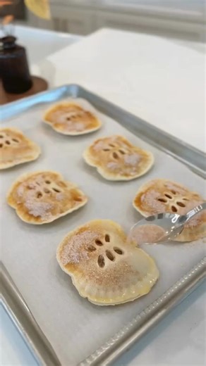 🎄🍎The cutest & easiest apple pies you’ll make this season! More styles available now👇 ✨Mini Apple Pies✨ You’ll need: - Refrigerated pie crusts - 1 can apple pie filling - 1 egg ( splash of water) for egg wash - 1/4 cup sugar - 1 tsp cinnamon 🍎 Unroll pie crust & press the back of the mold into the dough to create perfect crusts! 🥧 - Turn the mold around & lay the crust (without holes) inside the apple mold. - Cut pie filling apples into smaller pieces & spoon into mold. - Brush egg wash aro