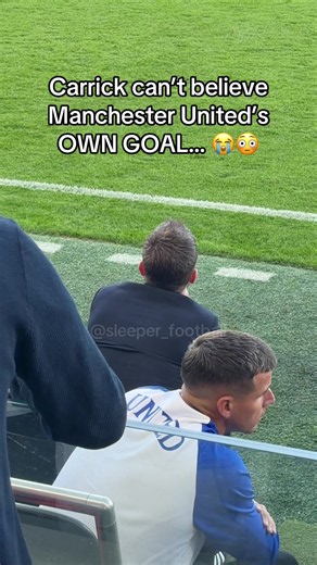 Michael Carrick sits and watches Lisandro Martinez score an own goal for Manchester United vs Fulham… 😳🔴 #mufc #manutd #premierleague #fulhamfc #ggmu