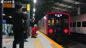 長崎駅・新駅舎で「出発進行！」　市民や鉄道ファンらが早朝から祝福