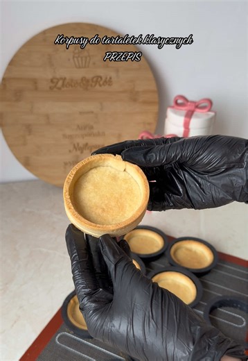 Korpusy do tartaletek klasycznych - PRZEPIS 🍰💛 Składniki na około 10 sztuk: •240g mąki pszennej •125g masła 82% •45g cukru pudru •1 jajko Wszystkie składniki łączymy ze sobą do uzyskania jednolitej masy. Ciasto wałkujmy i wykładamy do foremek. Następnie tartaletki chłodzimy przez 30 minut w lodówce. Po tym czasie pieczemy je przez 15-20 minut w 180 stopniach. Gotowe! 👩🏼‍🍳🎀 #tartaletki #wypieki #przepis #słodkości #viral