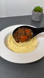 Ragoût de bœuf aux carottes 🥕 Ingrédients 👨🏻‍🍳 : 1 kg de bœuf à mijoter (paleron, basse-côte, gîte ou joue de bœuf) 4 carottes, coupées en grosses rondelles 1 branche de céleri 1 oignon 2 gousses d’ail 1 c.à.s de concentré de tomate 1 c.à.s de farine Environ 1 L de bouillon de bœuf 1 bouquet garni (thym, laurier) Huile pour la cuisson Sel, poivre Astuces : Une cuisson douce et longue (2h30 à 3h) fait toute la diff. C’est encore meilleur réchauffé le lendemain. #recette #recettefacile #ragout