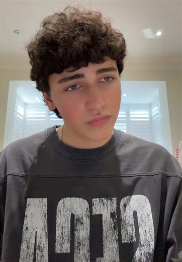 LA NOSTALGIE DE CETTE CHANSON LES GARS!! J’aime trop les paroles et en plus ça me fait penser à l’été donc voilà… I love this song so much and it brings such summer vibes to the table… #singing #songcover #telephone #unautremonde #viralvideos