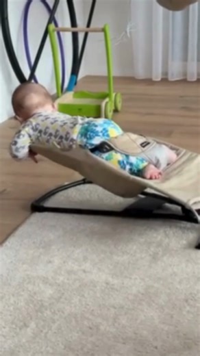 Dad secretly records little boy’s hilarious escape from his baby bouncer
