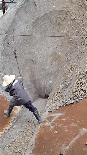 1.4M views · 15K reactions | The process of workers unloading sand and gravel at the dock of the canal #Cargoship #Sand and gravel ship #Sand #Unloading #Loading and unloading ship #Crew #Phosphate rock #Ore #Pebbles | 丁掌柜 | Facebook