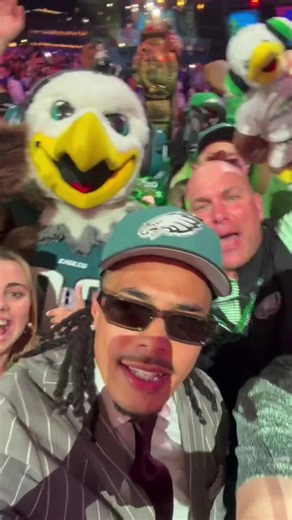 Nothing like your first E-A-G-L-E-S chant #eagles #nfldraft #makailemon
