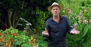 It's just 30 minutes until Gardeners' World!! Tonight the team celebrate their favourite gardens, 8pm, BBC Two bbc.co.uk/programmes/m000mv1f | BBC Gardeners' World Magazine