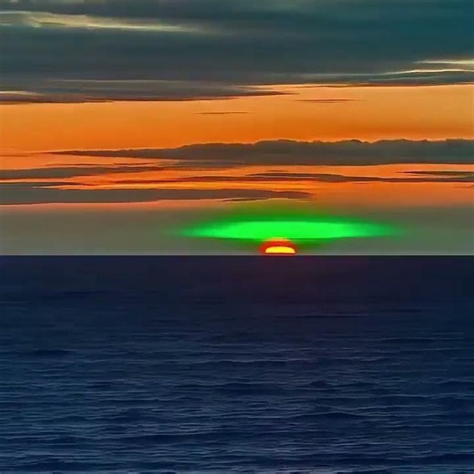 🚨 It is an extremely rare atmospheric optical phenomenon called the green flash.