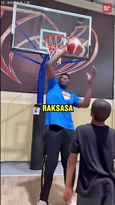 Pemain Bola Basket Raksasa