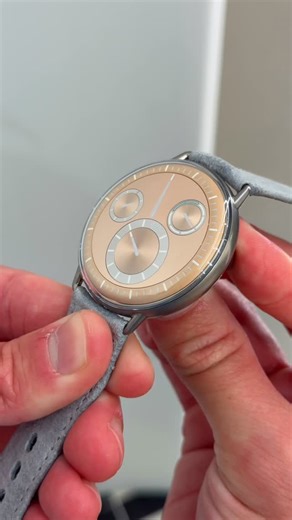GMT GREAT MASTERS OF TIME on Instagram: "The Type 1 is Ressence at its purest form 👽 It’s a watch built around legibility, stripping away excess while keeping the engineering front and center. Everything is driven by the ROCS system, which transforms a mechanical base movement into a constantly rotating display without traditional hands. #Ressence #Type1 #GreatMastersOfTime #GMTitaly #IndependentWatchmaking"
