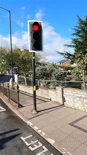 Stratford-upon-Avon: Bridge Foot, PEEK CLS Traffic Lights Puffin Crossing