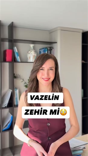 Duygu Alptekin Avci on Instagram: "Vazeline coşkulu bir evet olmuş🤣 Çünkü, ✨Kuruluk için ✨Cilt bariyerini onarmak için ✨Yaralarda koruyucu bariyer olarak ✨Kalın, çatlak topuklar için ✨Çatlak dudaklar için kullanılabilir👍🏻 Tamamen arındırılmış vazelinin kanserojen ya da zararlı olduğuna dair kanıt yoktur. Buraya kaynak da bırakayım Petroleum jelly: A comprehensive review of its history, uses, and safety. Payvand Kamrani et al. J Am Acad Dermatol. 2024 Apr. Siz vazelin kullanıyor musunuz, kulla