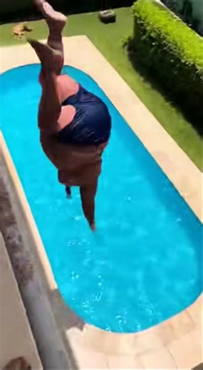 He jumped in confidently and created a mini tsunami 😭 #comedy #brazilianhumor #pool #funnyvideo #ia