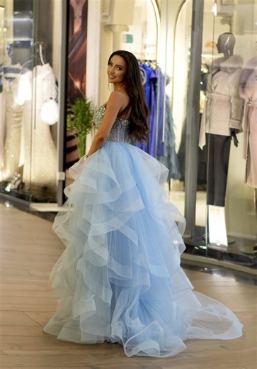 Hellen Fashion — experiența unde rafinamentul devine artă. Magazinele noastre: • Parklake, parter, Bucureşti, Romania • Unirea Shopping Center, etaj 1, Bucuresti, Romania • Mega Mall, nivel 1 şi -1, Bucuresti, Romania • Iulius Mall, Suceava, Romania We love to make you shine •• #hellenfashion #choosetoshine