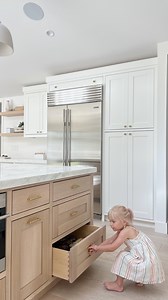 How to reduce after school clutter chaos (the big “dump”)…This is the most requested organization question i receive. I posted this last year and got a lot of questions on why we use drawers… see below ☺️🤍 For us (3 kids) - it’s not about fancy organization systems with products - it’s a simple routine with simple places to put their items, that are accessible to my kids. That means everything is in a low drawer, in spots that are intuitive - art drawer above backpack drawer (my kids aren’t tal