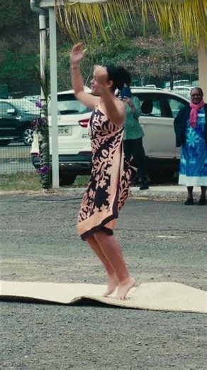 Danse tahitienne pour l'ouverture de la semaine des langues au Lycée Jules GARNIER