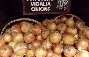 Scott Slade & Georgia Commissioner of Agriculture Gary Black talk about the heritage of the production of the Vidalia onion. | WSB-TV