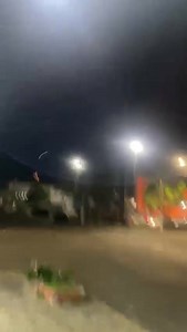 30K views · 833 reactions | Ventania atinge Uruguaiana Uma ventania de forte intensidade assolou a cidade de Uruguaiana na noite desta segunda-feira,11, deixando rastros de destruição. Segundo relatos do Jac Notícia, os ventos ultrapassaram a marca dos 100 km/h, causando danos significativos em diversas áreas. Um dos locais afetados foi o estabelecimento do Atacadão, onde o vento forte foi capaz de arrancar até mesmo a placa do estabelecimento. | De Hora Em Hora | Facebook