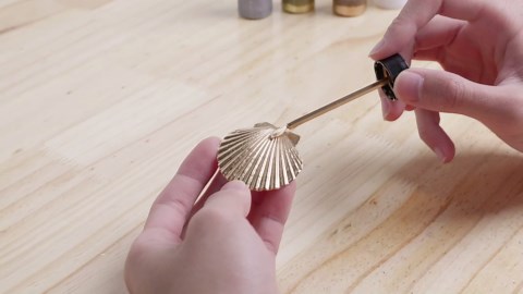 Liquid Gold Leaf Paint, Alcohol-Based Metallic Gold Paint, Quick-Drying for Crafts, DIY, and Resin Projects,Can be used with spray guns,1 pcs x 1 fl oza