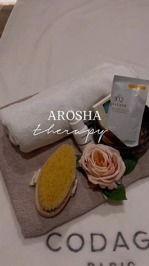 Zabieg Arosha to terapia modelująco-ujędrniająca, która pomaga zmniejszyć cellulit, obrzęki oraz poprawić napięcie i nawilżenie skóry. Na początku skórę szczotkujemy, aby pobudzić krążenie i przygotować ją do działania aktywnych składników. Następnie nakładamy specjalne serum oraz bandaże Arosha, które pracują przez około pół godziny, wspierając drenaż i wygładzenie skóry. W trakcie relaksu można skorzystać z sauny, aby wzmocnić efekty. Prosty, skuteczny i bardzo przyjemny rytuał dla ciała. 🤍 |