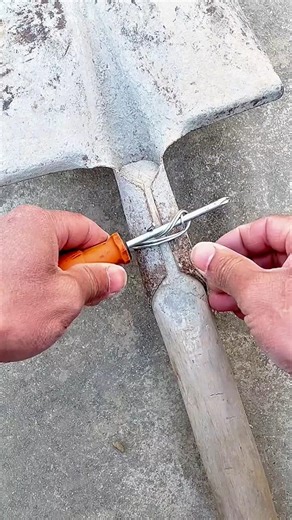 Simple Technique to Secure a Shovel Handle Using Twisted Metal Wire and a Screwdriver #shorts