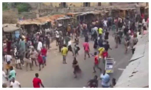 Gunshots in Onitsha market as traders, security operatives clash [VIDEO]