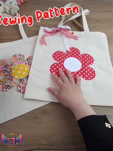 The beginner tote bag pattern crafters are SHARING nonstop—see why this floral DIY went viral This flower tote pattern had crafters buzzing nonstop! Made it in minutes—see why everyone’s obsessed. Get the pattern and start today! #sewingpattern, #floraltotebag, #diytotebag, #beginnersewing, #pdfsewingpattern | Kniting - Crochet | Facebook