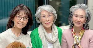 柏木由紀子、シルバーヘアの姉たちがエレガント美女　“上品3姉妹”ショットに「皆さんとても美人」「若々しくて憧れます」（1/2） | ねとらぼ