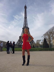 Ines Sainz seduce París
