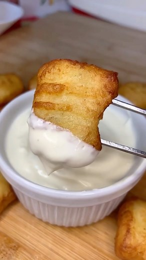 Lofi Foood on Instagram: "PILLOWS POTATOES🥔 👉🏼By @chunky_cooker 👈🏼 ~~~~~~~~~~~~~~~~~~~~~~~~~ ✨Ingredients: 300g potatoes 2 tbsp flour 1 tbsp cornstarch 1/3 tsp salt & pepper (optional but recommended) Oil for frying ✨Instructions: Peel the potatoes then cook them for 30 min in boiling water. Crush the potatoes using a garlic press or a fork or other. Mix the crushed potatoes with flour, cornstarch, salt and pepper until you get a dough with a regular texture. With this dough, form a roll th