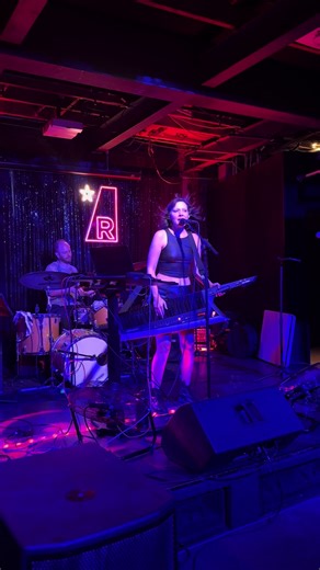 Apoyo a artistas independientes con música en vivo