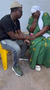 518K views · 33K reactions | Salam la famille une petite surprise pour tous mes fans qui me suivent de près et de loin. Je ne peux pas venir faire un concert à Forécariah sans passer rendre visite à la maman de mon frère Abraham Macaulay, " Navigator " pour les intimes Que ton âme repose en paix.  | Issa Dioubaté | Facebook